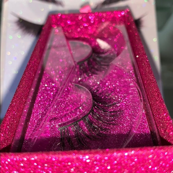 Lashes - Picture 3 of 4